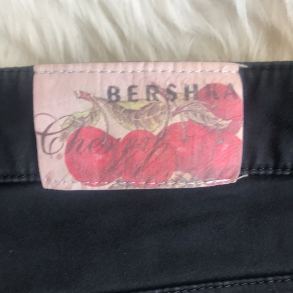 Bershka cherry shorts 6 - Picture 3 of 4